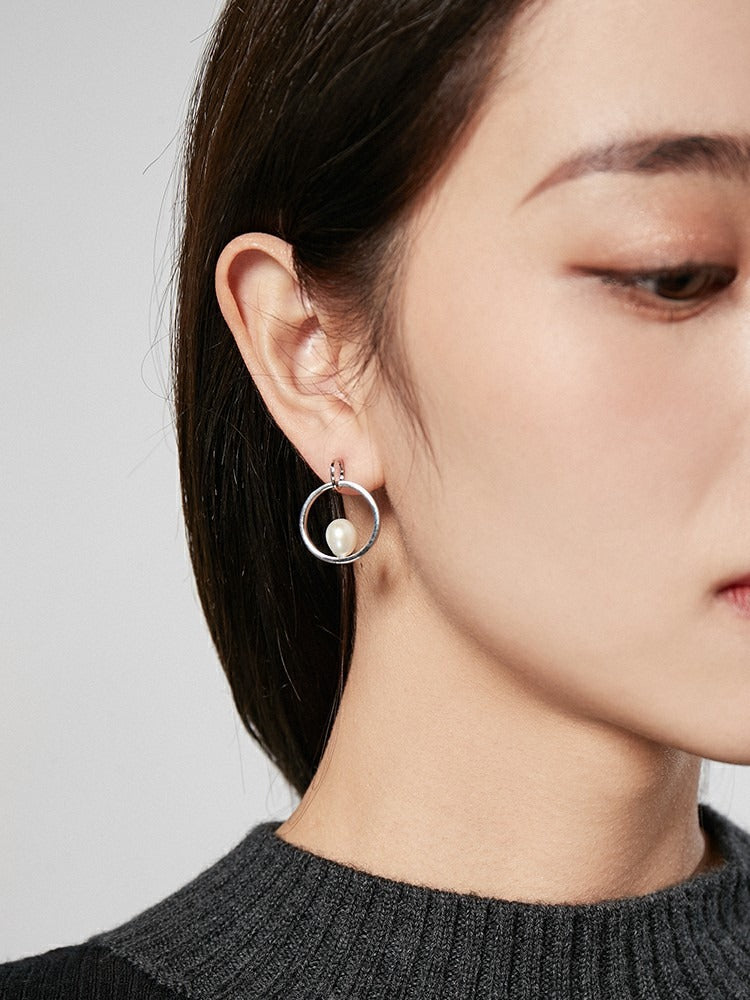Circle Stud with A Pearl Earrings