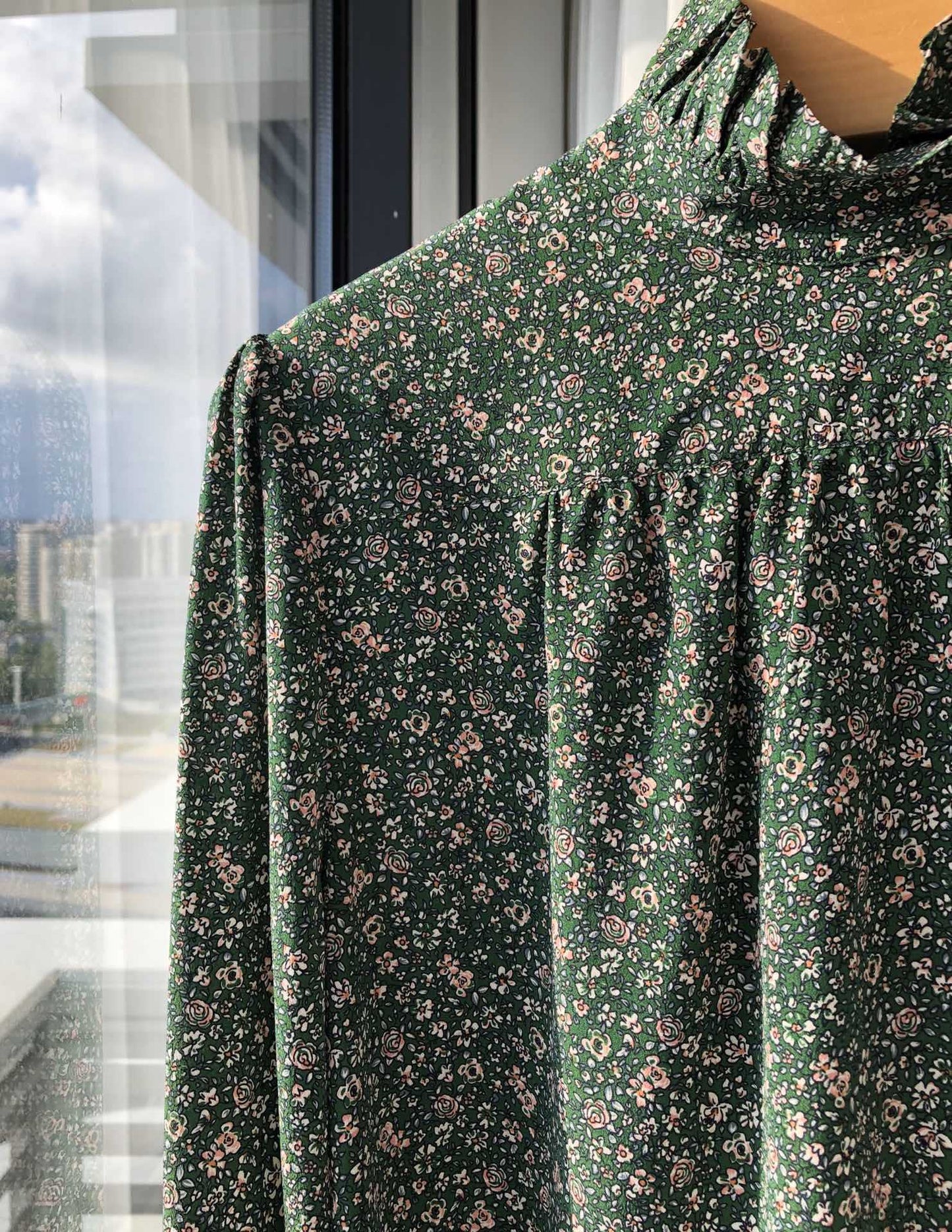 Retro Green-Flower Rhyme Silk Blouse with High Neck long-sleeved shirt