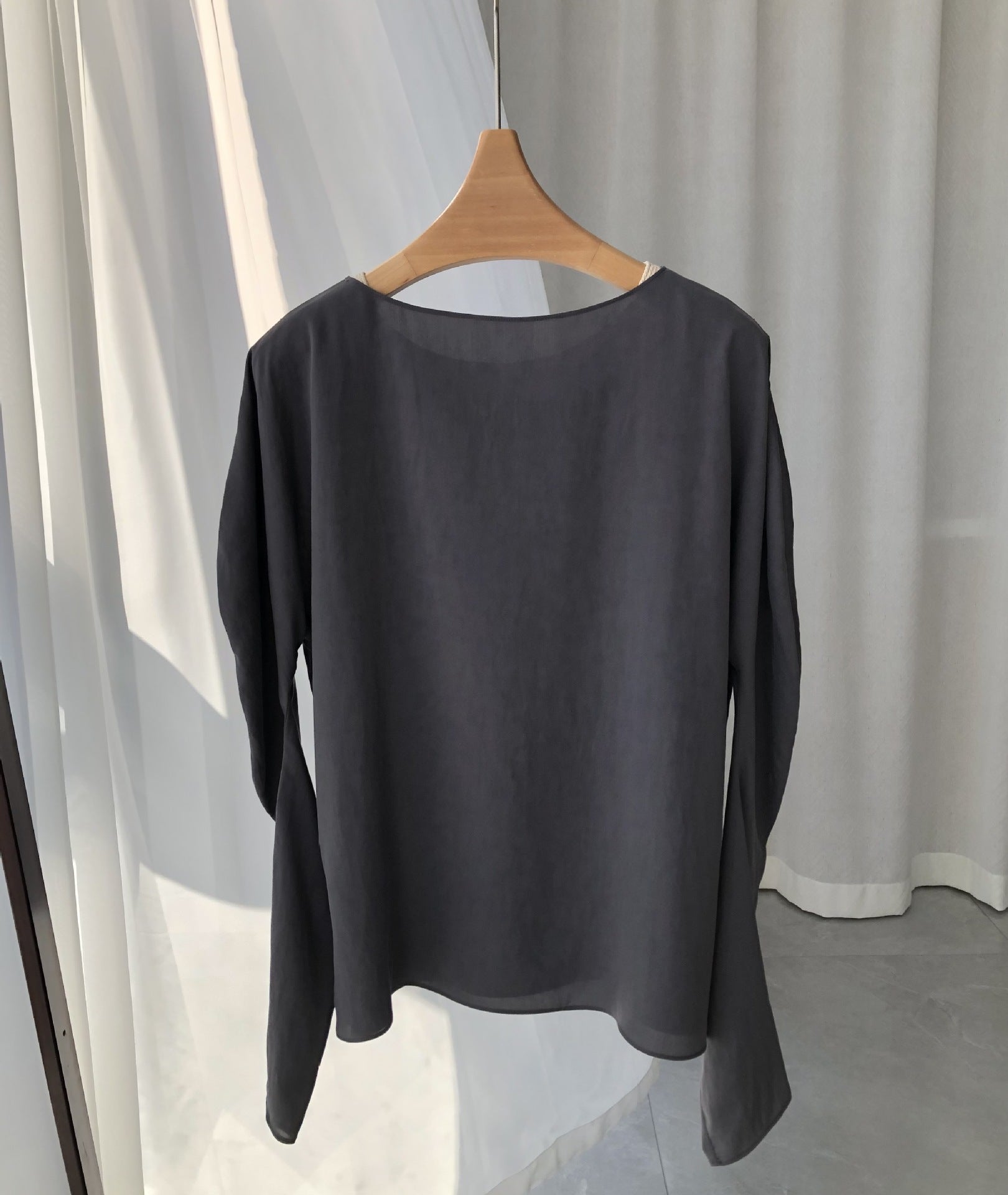Silk Spinning Boat Neck Top Shirt with High Collar and Cold Gray Personality Sleeves