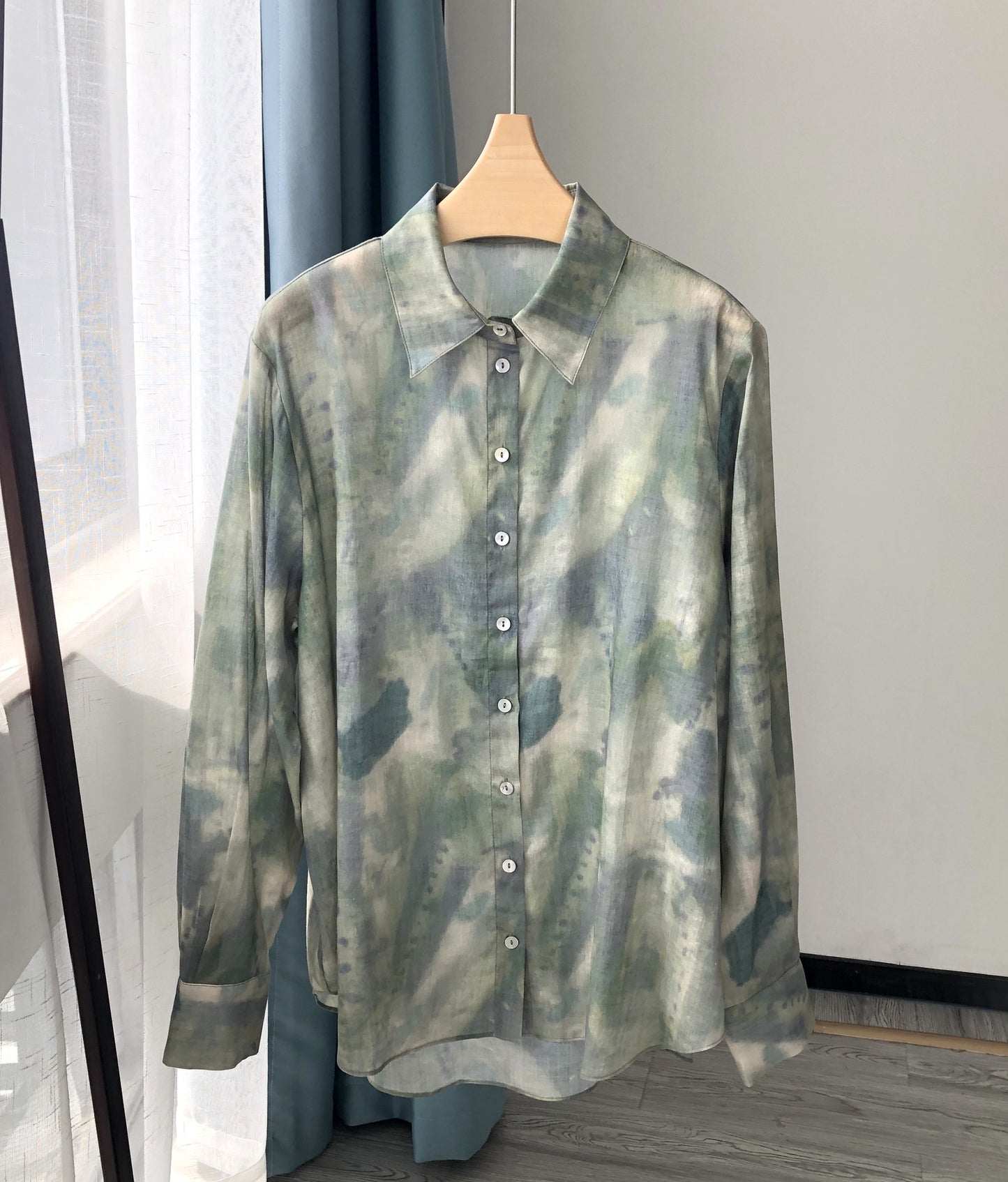 Green Ramie Loose Shirt with Classical Charm