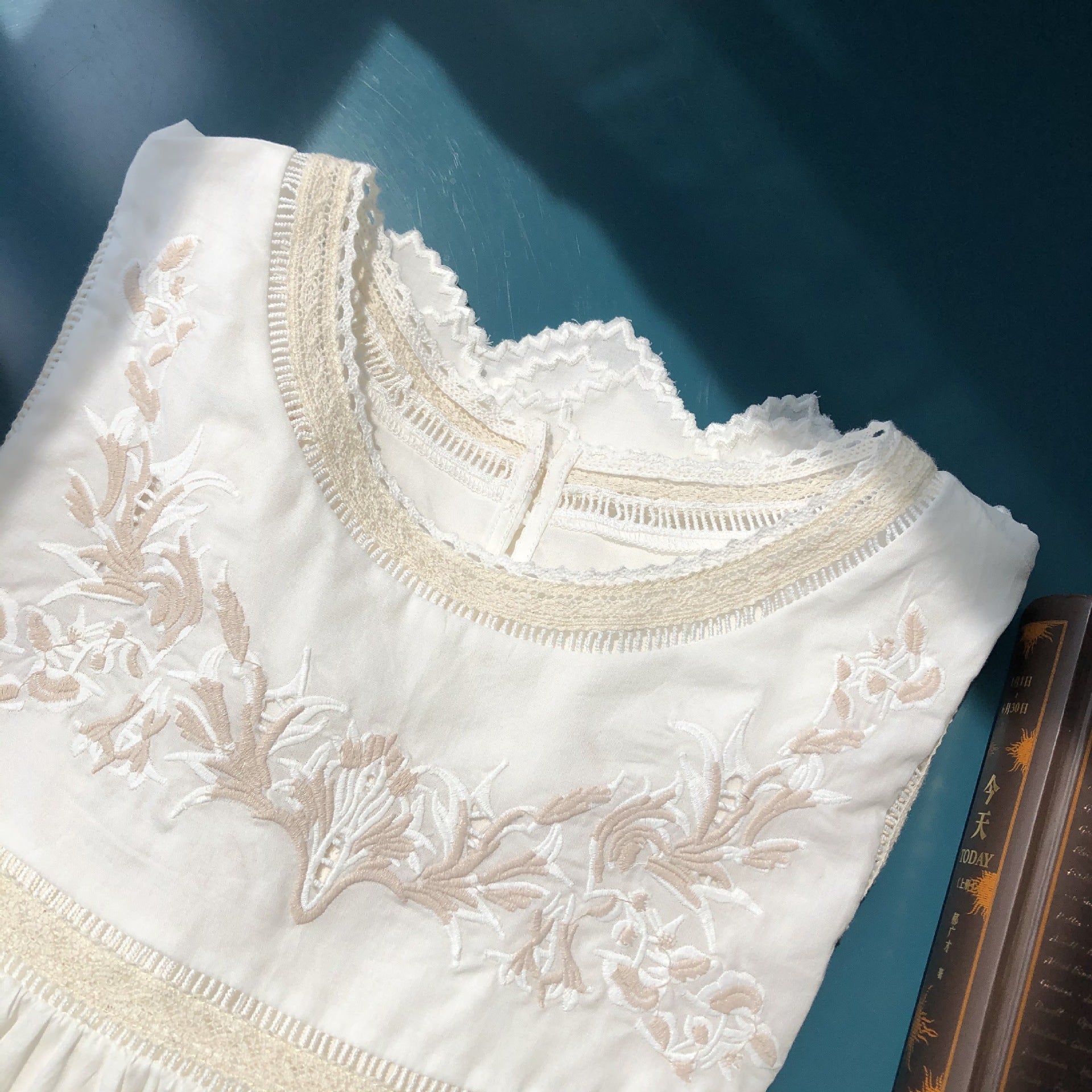 Flower Embroidery Cotton Shirt Long-sleeved Shirt