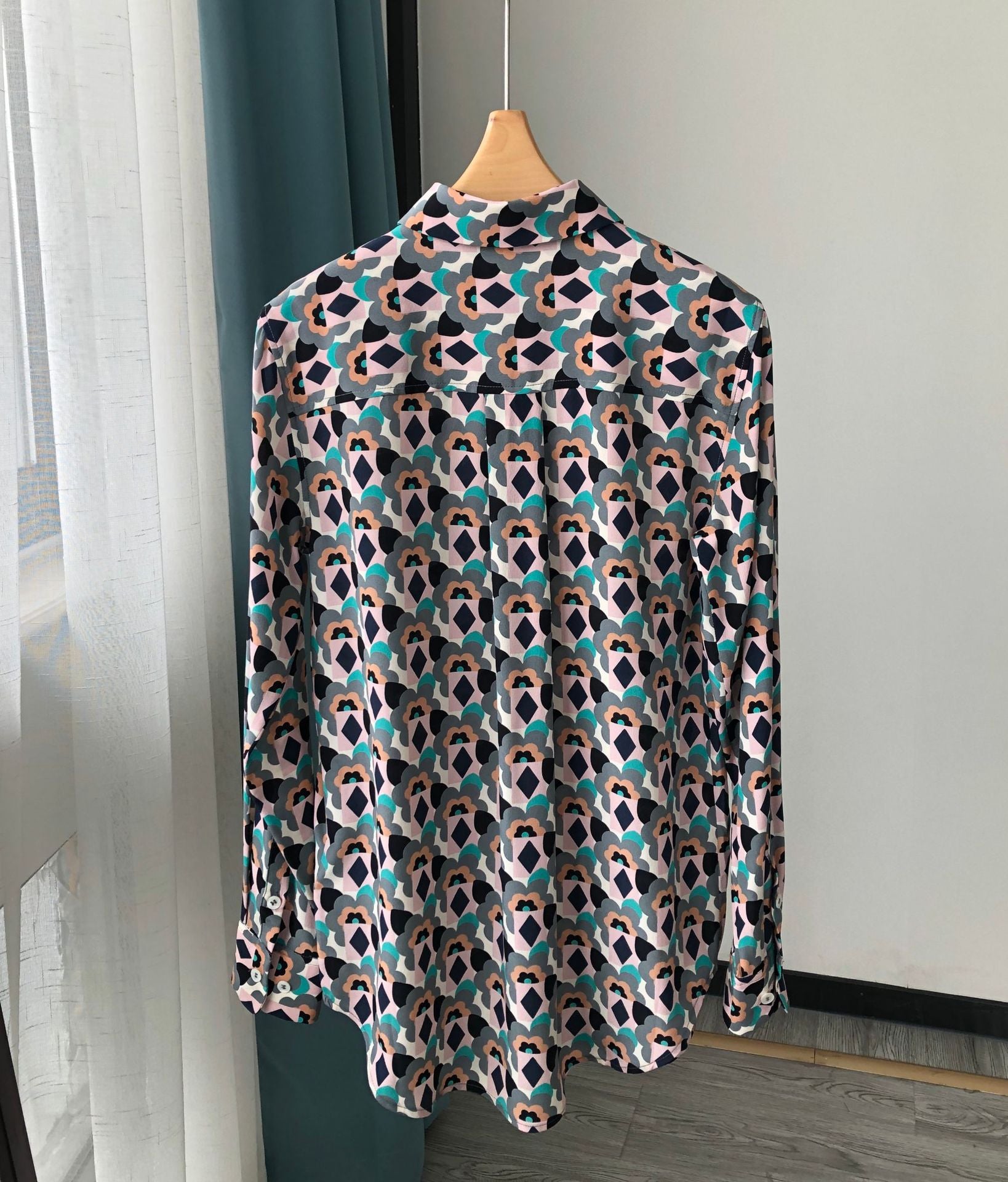 Silk Crepe de Chine Layered Flower Long-Sleeved Shirt with Elegant Design