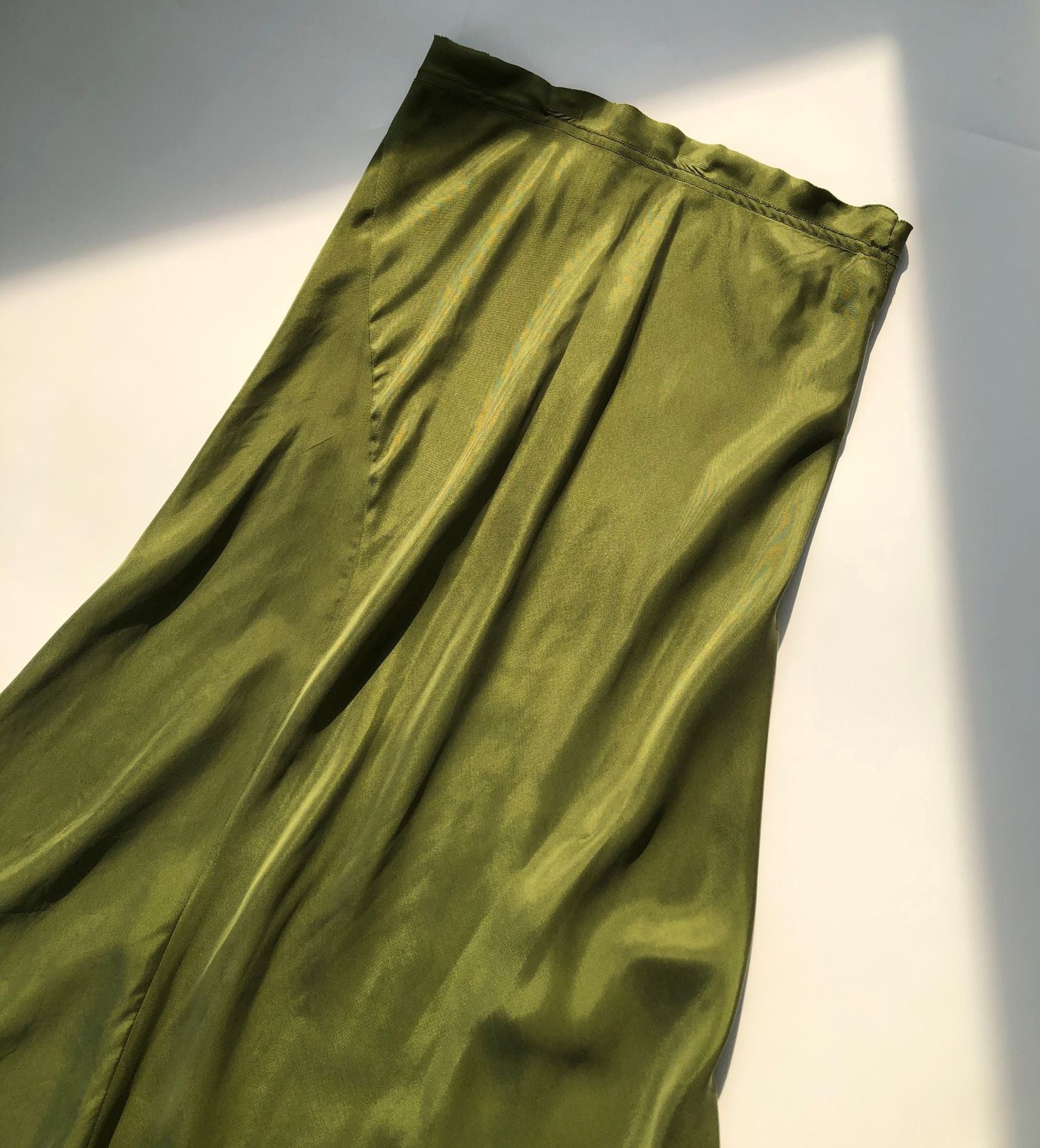 Elegant Green Sandwashed Cupro Mermaid Skirt with Tailored Walking Steps and Elastic Waist