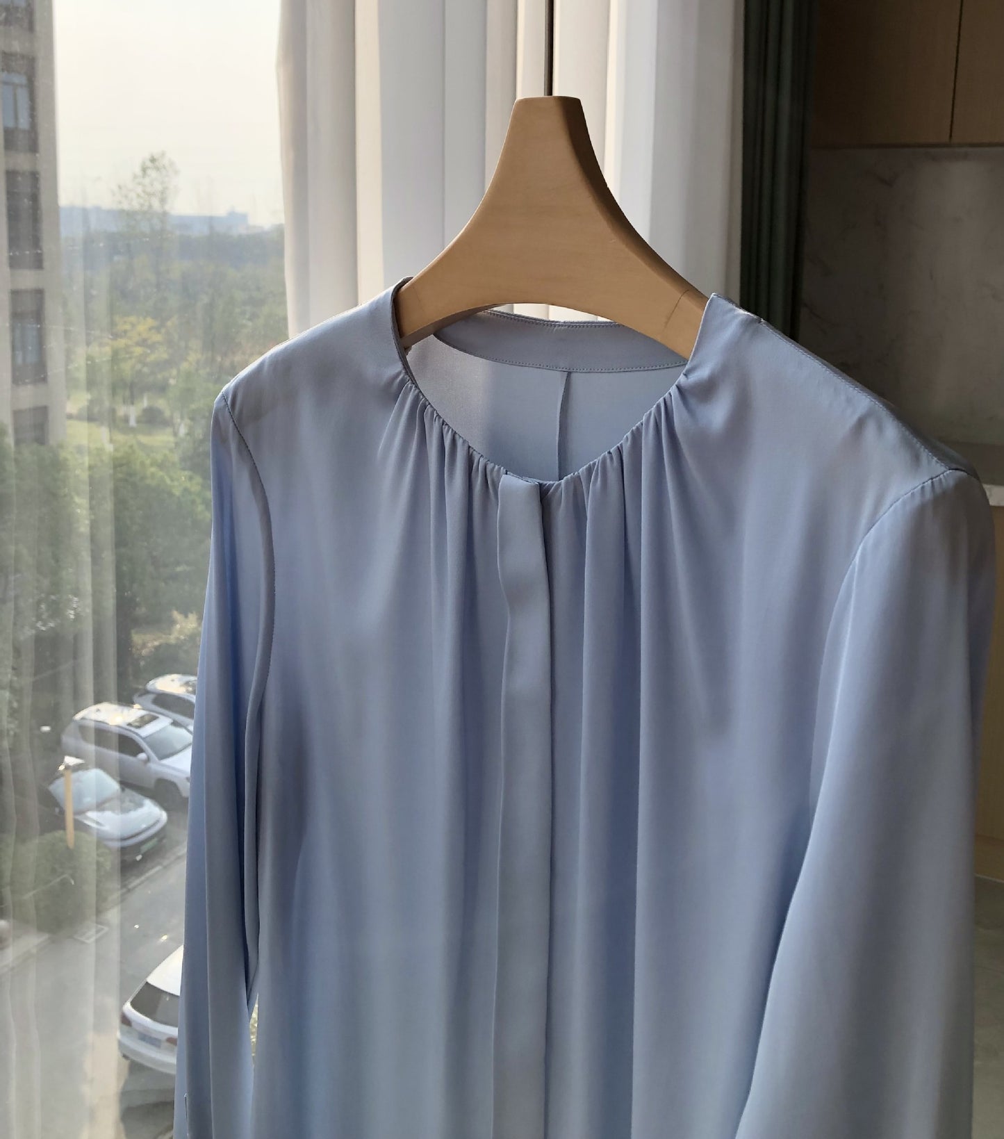 Silky elastic satin classic round neck long-sleeved shirt