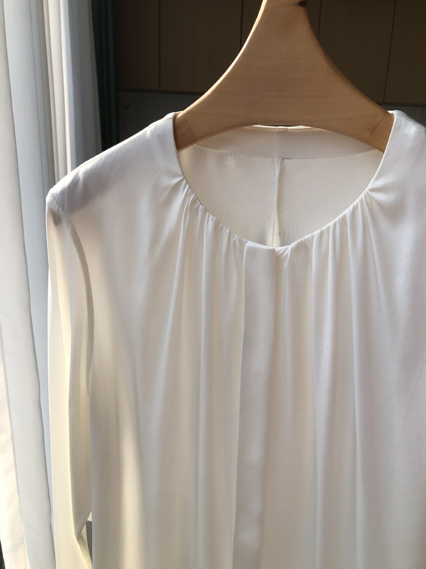 Silky elastic satin classic round neck long-sleeved shirt