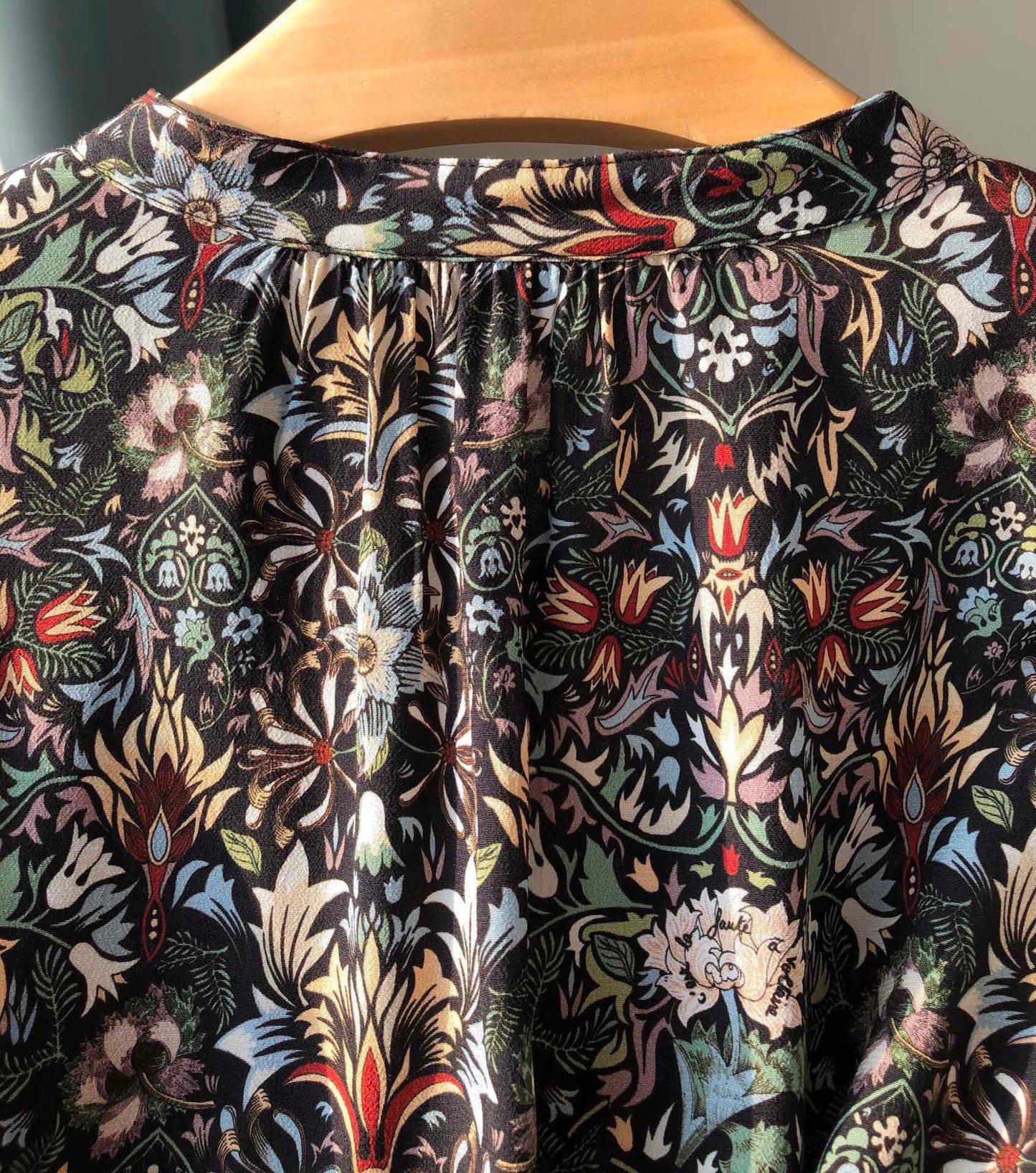 Kaleidoscopic Print French Niche V-Neck Shirt